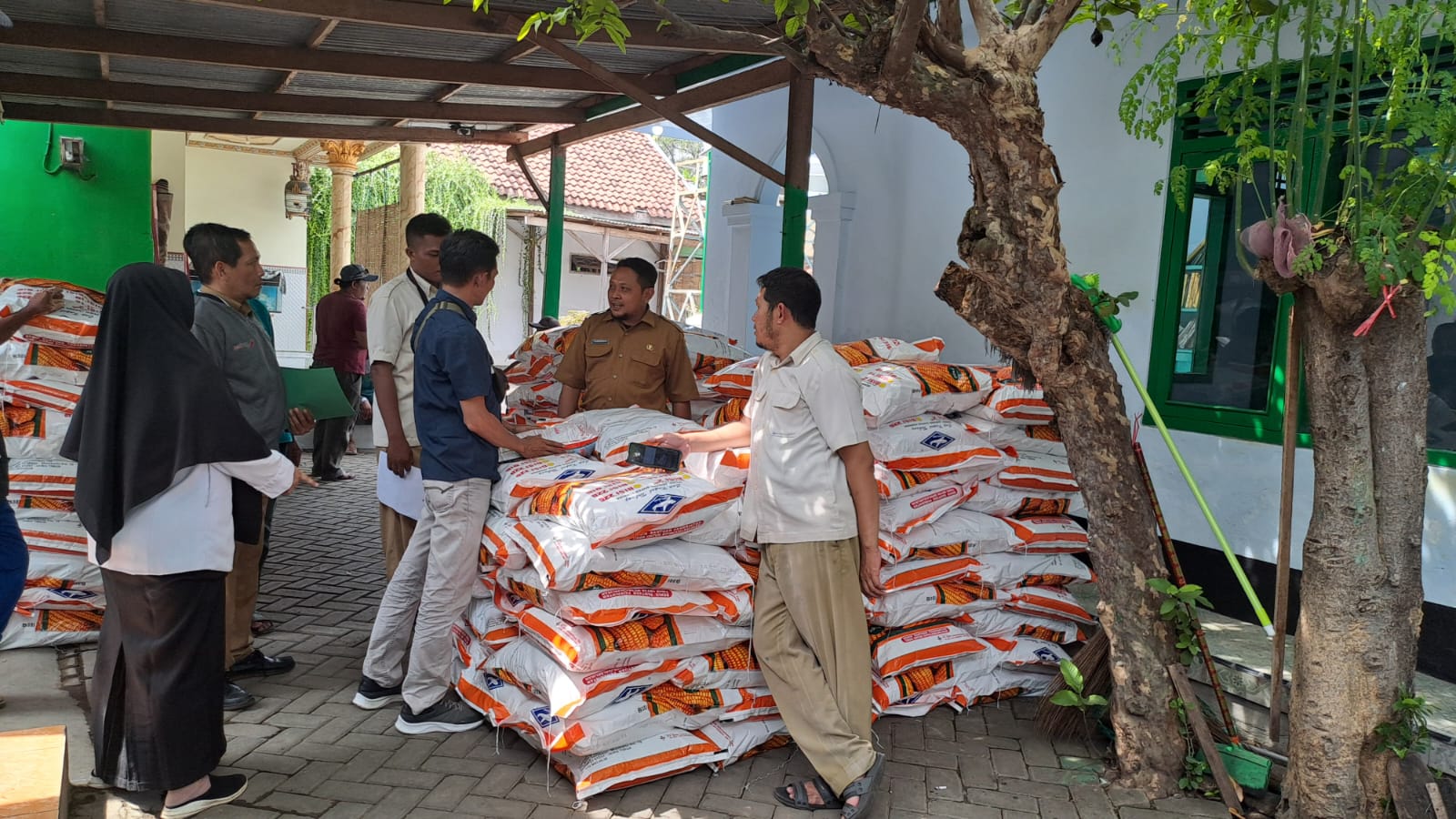 Pemberian Bantuan Benih Jagung Hibdrida Kepada Kelompok Tani Di Kota Probolinggo