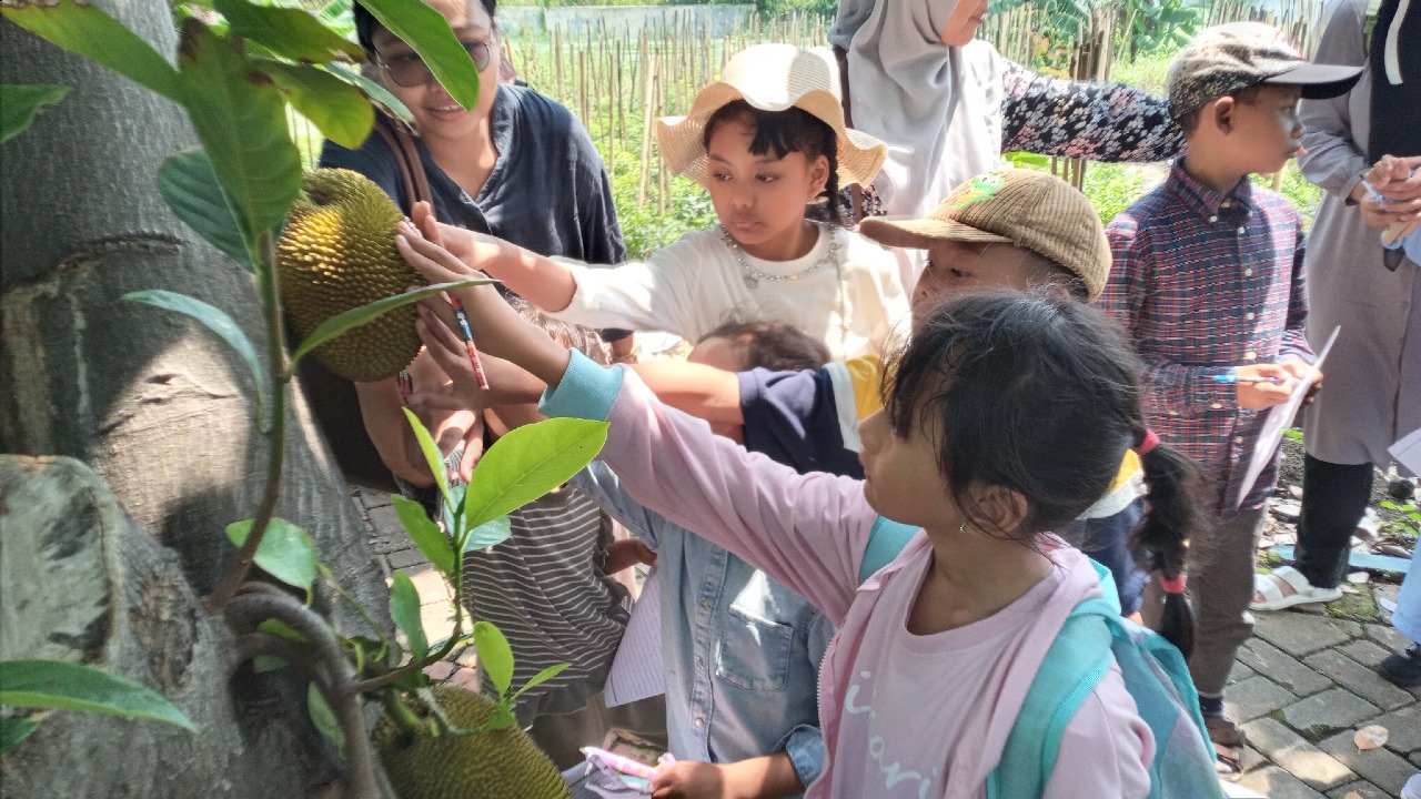 Mengenal Pertanian Dan Perikanan Bersama SLB-B Yayasan Pendidikan Tunas Bangsa Malang
