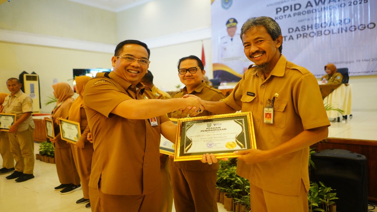 🏆 DKPPP Kota Probolinggo Raih Penghargaan Badan Publik Informatif! 📢✨